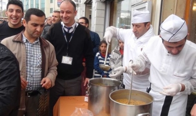 صاحب محلٍّ في إسطنبول يوزّع أكثر من طن من حلويات "عاشوراء"