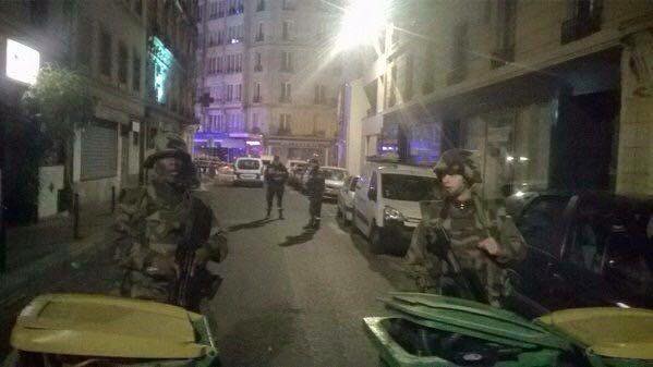 هولاند يعلن حالة الطوارئ في فرنسا وإغلاق الحدود بعد مقتل 40 شخصاً في باريس