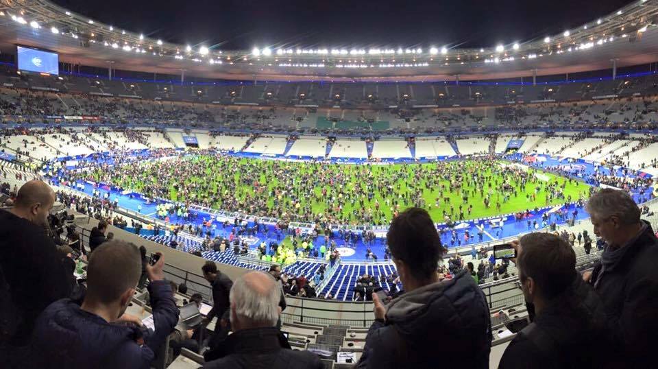 بالفيديو: لحظة التفجير الانتحاري الذي استهدف ملعب باريس بحضور الرئيس الفرنسي