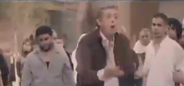 مشهد للراحل محمود عبد العزيز يتحدث فيه عن اقتتال ابناء البلد بسبب الاختلاف في الدين والعقيدة