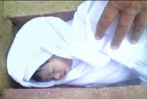 وكالة نون تنشر صورة الطفلة  الرضيعة التي لايعرف  احد باي ذنبت قتلت في البحرين