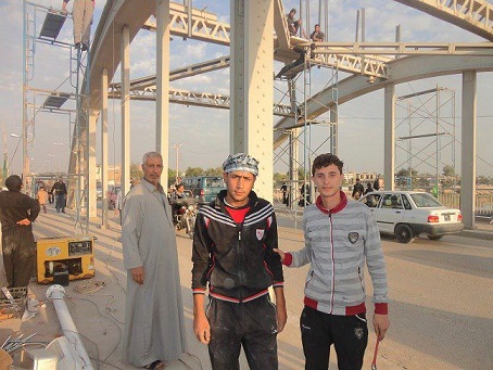 كربلاء:اكبر سارية ستنصب على جسر الهندية مع لوحات ترحيبة لزوار اربعينية الامام الحسين