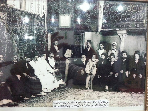 صورة ارشفية لمجلس الفاتحة على روح الملك فيصل الاول في كربلاء عام 1933
