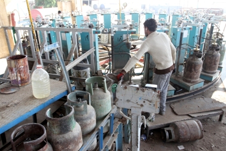 تجهيزالمواكب الحسينية في كربلاء ب 450 الف اسطوانة غاز واكثر من مليوني لتر منن النفط الابيض