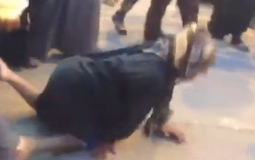 بالفيديو :زائر من "ذوي الاحتياجات الخاصة" واصل زحفه من مدينته الكحلاء حتى وصل  كربلاء