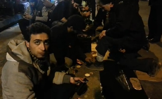 بالفيديو :ايرانيون يصبغون احذية زوار الاربعين وسط كربلاء