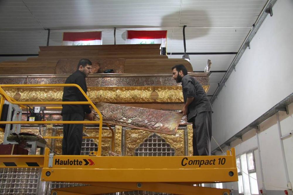 بالصور :ايادي عراقية تصل بمراحل متقدمة في شباك ابي الفضل العباس الجديد وتبدا بتركيب المقطع الأوّل لسطحه