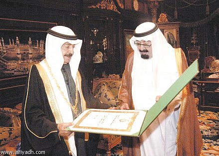 سياسي بحريني يكشف عن مؤامرة يعدها رئيس الوزراء للانقضاض على الملك وولي عهده والجلوس مكانه بدعم من السعودية