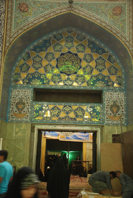 كربلاء : الحائر الحسيني يزدهي بنصب أبواب ذهبية جديدة