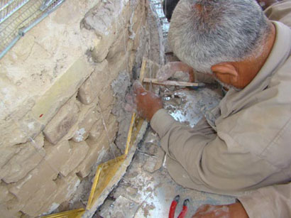 فنيو العتبة العباسية يضعون اول بلاطة ذهبية على ماذنتي مرقد السيد محمد بن الامام علي الهادي