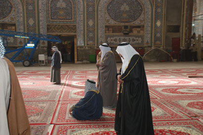 ابناء الطوائف الاخرى يؤدون صلواتهم في المراقد المقدسة بكربلاء(مصور)