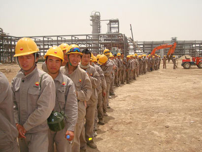 محافظ واسط اثناء زيارته حقل الاحدب سندعم فكرة الاستفادة من الغاز المصاحب للنفط