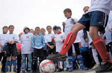 مباراة استعراضية بكرة القدم فيها 3 كرات و200 لاعب!