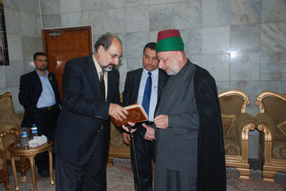 نائب عراقي يسلم العتبة الحسينية نسخة من القرآن تعود للعهد الصفوي كانت مهربة للاردن قبل 20 سنة