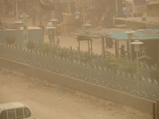 كربلاء :عواصف ترابية ادت الى تضائل الرؤيا واصابات عديدة بالاختناق