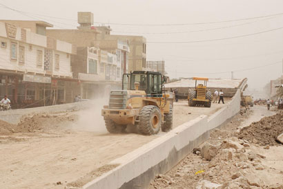 بلدية كربلاء تواصل عملها في مشروع مجسر ونفق العباس عليه السلام ( مصور )