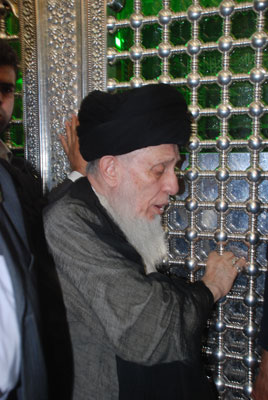 آية الله العظمى السيد محمد سعيد الحكيم يزور مرقد الامام الحسين (مصور)