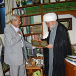 جامعة اهل البيت تقدم درعها  للشيخ الكربلائي تثمينا لدوره في تنشيط الحياة الثقافية