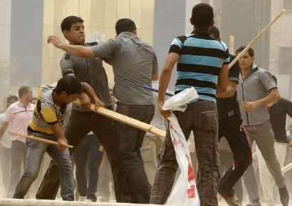صور لاشتباكات بالعصي والايدي في ساحة التحرير بين متظاهرين مؤيدين ومناويئين للحكومة