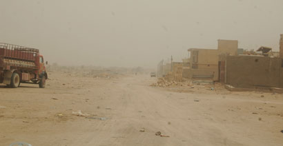 سكنة حي الرسالة في كربلاء : تعبنا من المراجعات والتوسل بخصوص ايصال الخدمات الى المنطقة(مصور)