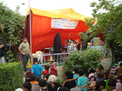 روضة خاصة بالايتام تقدم عرضا مسرحيا في كربلاء (مصور)