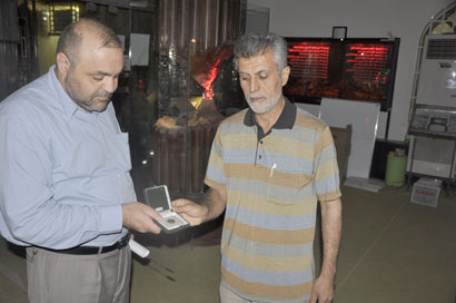 متحف الامام الحسين في كربلاء يستلم عملة نقدية تعود لبداية القرن الثاني الهجري