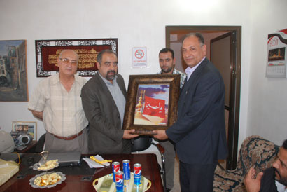 اعلاميو العتبتين الحسينية والعباسية المقدستين يهدون نقابة الصحفيين العراقيين هدية العتبتين لمناسبة يوم الصحافة العراقية (مصور)