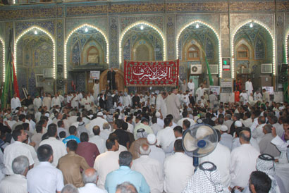 اهالي مدينة النجف يحييون ذكرى وفاة السيدة زينب عليها السلام في الصحن الحسيني الشريف (مصور)