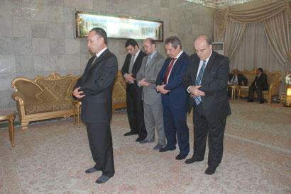 وفد تركي يؤدي الصلاة جماعة  في  دار الضيافة بالصحن الحسيني الشريف