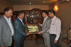 وفد من العتبتين الحسينية والعباسية المقدستين يزور نقيب الصحفيين مؤيد اللامي  بمقره للتهنئة بيوم الصحافة (مصور)