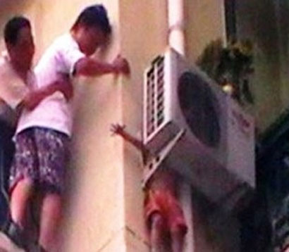 جهاز تكييف ينقذ طفل سقط من الدور الثامن(مصور)