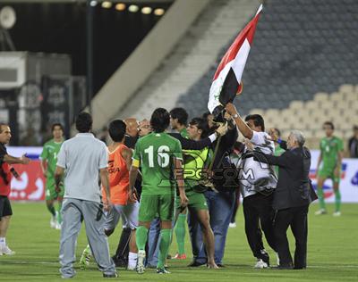 العلم العراقي يثير أزمة في ستاد آزادي ومدرب إيران يحذر من مشكلة سياسية !!.