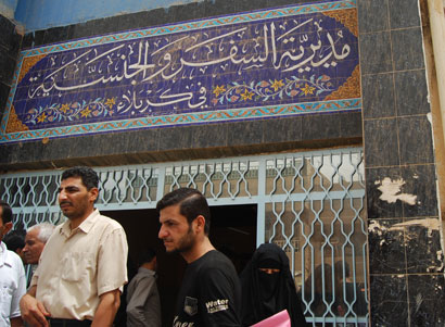 كربلاء:مراجعو مديرية السفر والجنسية يعانون من شدة الزحام وكثرة الروتين وقلة التبريد (مصور)