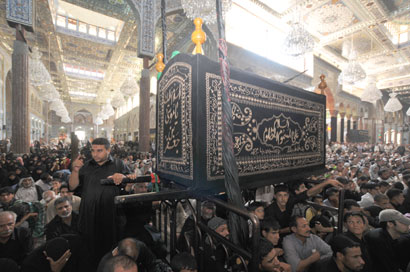 نعش رمزي للامام موسى الكاظم ومواكب عزاء في الصحن الحسيني احياء لذكرى استشهاده(مصور)