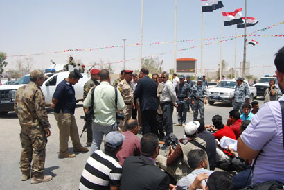 مشادة كلامية بين حماية رئيس الوزراء وصحفيين في كربلاء