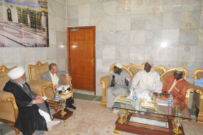 وفد افريقي يزور مرقد الامام الحسين ويلتقي بالشيخ الكربلائي(مصور)