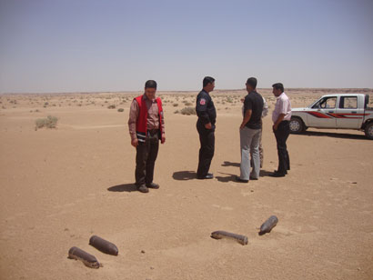 صور خاصة لمتفجرات شديدة الخطورة وحاويات من مخالفات الجيش الامريكي عثر عليها في صحراء كربلاء