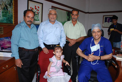 العتبة الحسينية المقدسة ترسل طفلين مريضين للهند لاجراء عملية جراحية بالقلب (مصور)