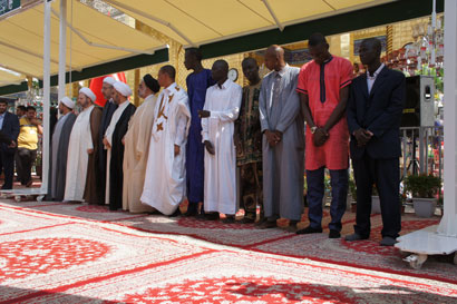 وفود من السنغال وقراء من سوريا وايران يشاركون العراقيين بامسيات شعرية في العتبتين الحسينية والعباسية المقدستين