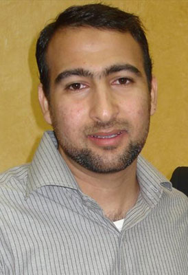 البحرين :الافراج عن عبد القادر درويش الذي اقتحم دوار الؤلؤة المحاصر من قبل الجيش بكفالة(مصور)