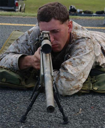 استشهاد احد طلبة جامعة كربلاء على يد قناص امريكي في مدينة الصدر