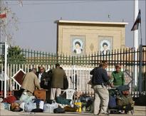 متظاهرون عراقيون يمنعون إيرانيين من دخول البلاد