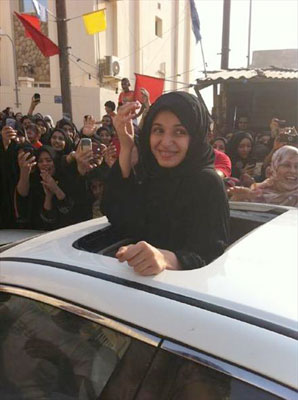 البحرين :خروج  "آيات القرمزي" من السجن - تقرير مصور-