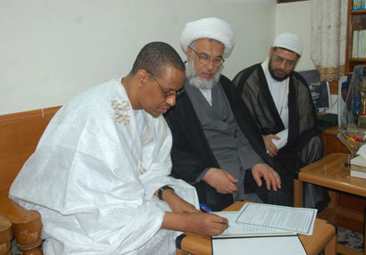 العتبة الحسينية المقدسة توقع عقدا لتفعيل النشاطات القرآنية بينها وبين السنغال (مصور)