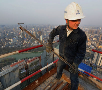 صينى يسكن فى "بيضة" بسبب ارتفاع أسعار العقارات