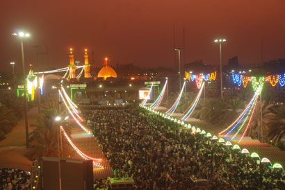 زائرو كربلاء يحييون النصف من شعبان بالصلوات والدعاء (مصور)