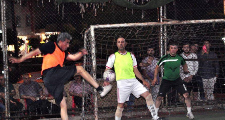 بالصور.. الفريق الركن عبد الوهاب الساعدي يخوض مبارة لكرة القدم مع شباب الموصل