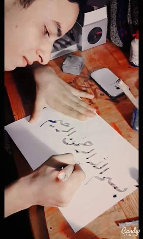 كربلاء:اصغر خطاط في العراق يوظف موهبته لدعم القوات الامنية والحشد الشعبي