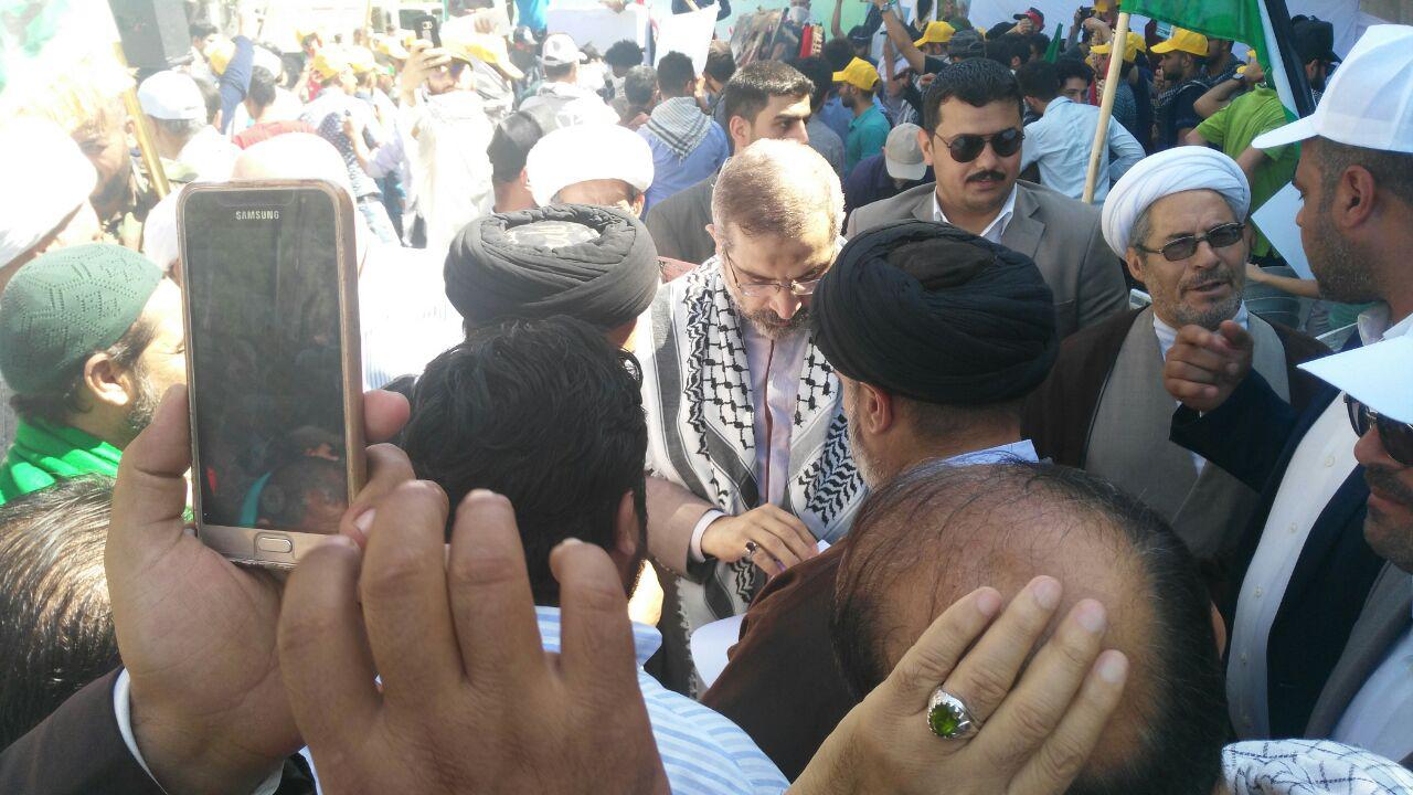 بالصور: القنصل الايراني يقود تظاهرة يوم القدس بكربلاء ويشارك بحرق الاعلام الامريكية والاسرائيلية وسط المدينة