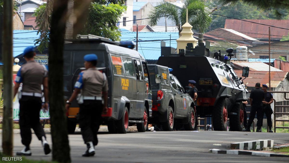 "داعشيان" يطعنان حتى الموت شرطيا إندونيسيا